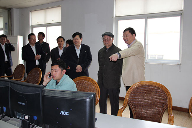 2013年4月20日，中國科學(xué)院朱兆良院士參觀集團(tuán)核心企業(yè)華昌化工調(diào)度室
