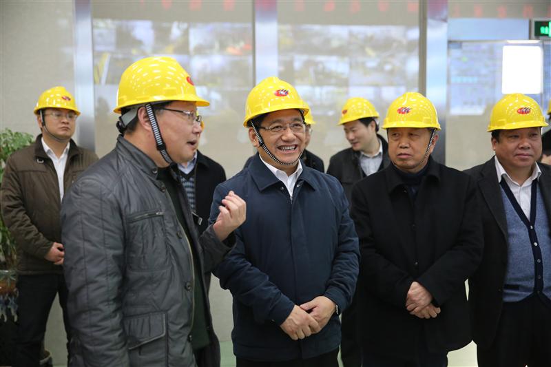 2015年12月30日下午，蘇州市副市長(zhǎng)徐美健帶領(lǐng)消防、安監(jiān)等部門(mén)的負(fù)責(zé)人來(lái)華昌化工進(jìn)行節(jié)前安全生產(chǎn)檢查工作。
